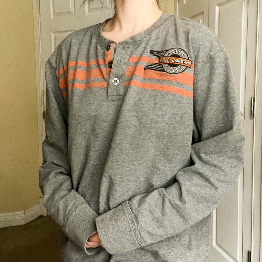 Harley-Davison 🧡🖤 Size 2XL Grey Long Sleeve Henley Orange Stripes Patch